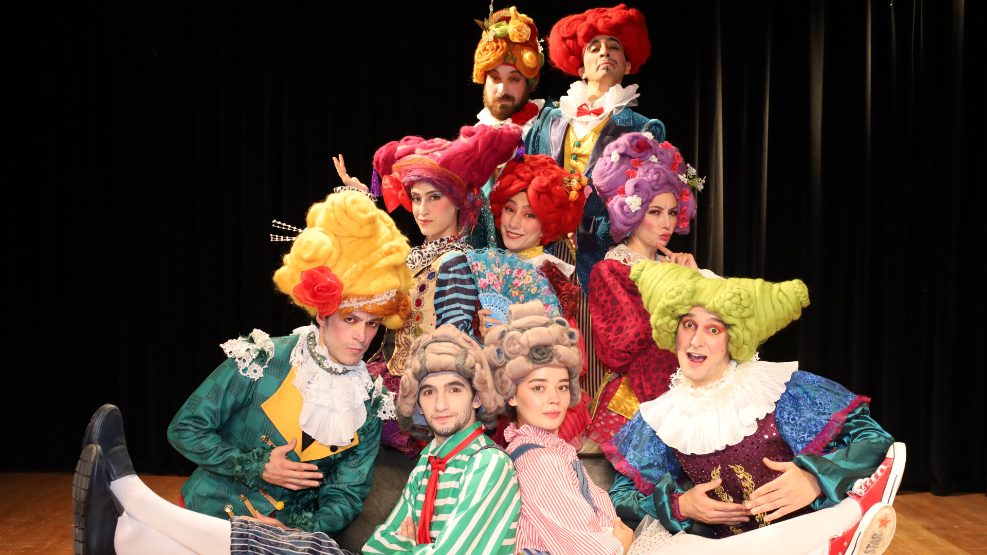 Peruka Kasabası tiyatro oyunu - TheHouseSeat dijital sahne